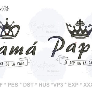 Puede incluir: Diseño de bordado en blanco y negro con una corona y el texto "Mamá La Reina de la Casa" y "Papá El Rey de la Casa".