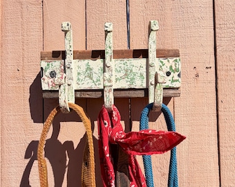 Rustic Wall Mount, Entryway Farmhouse Rack. Reclaimed Wood With Chippy Paint Metal Hooks.