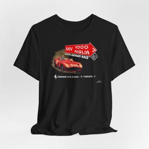 Può includere: T-shirt nero con un'auto da corsa rossa vintage e il testo "XXIV 1000 MIGLIA LAST ACT IN A LEGENDARY RACE 1957". La maglietta include anche il testo "FERRARI 315 S #535 - P. TARUFFI 1".