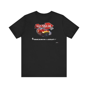 Può includere: T-shirt nero con un design di auto da corsa vintage. La grafica include il testo "Mille Miglia 1956" e una Ferrari 290 MM. Il design è in rosso, giallo e bianco. La maglietta è realizzata in un materiale morbido.