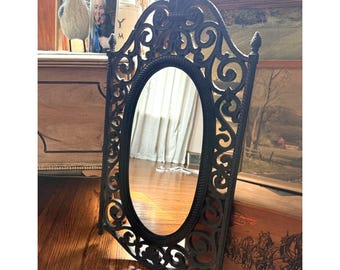 Specchio decorato in stile gotico Mid-Evil degli anni '70 Syroco Filagree USA Nero, Specchio vintage Syroco, Specchio da parete decorato, Specchio Mid-Evil