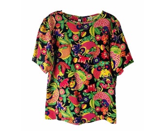 Könnte beinhalten: Ein schwarzes Kurzarmhemd mit einem bunten Blumendruck mit rosa, roten, gelben, grünen und blauen Blumen und Vögeln.
