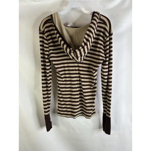 Op de afbeelding: Een lang mouw shirt met strepen in bruin en beige met een capuchon. Het shirt heeft een geribbelde textuur en een ontspannen pasvorm.