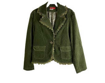 Op de afbeelding: Een donkergroen corduroy blazer met een kraag van kant en knoopsluiting.