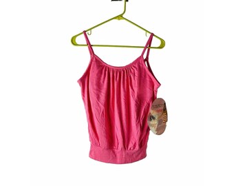 Pode incluir: Um top rosa sem mangas com decote franzido e corpo ajustado. O top está pendurado em um cabide amarelo.