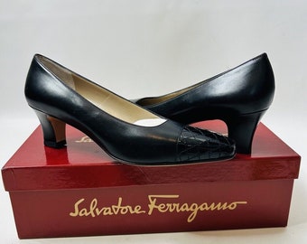 VTG Salvatore Ferragamo Mujer 6.5 AA Cuero Negro Acolchado Cap Toe Bombas Tacones, Tacones Salvatore Ferragamo, Bombas de cuero para mujer