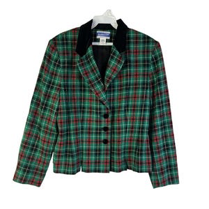 Könnte beinhalten: Grün-rot-schwarzer Blazer mit Karomuster, schwarzem Samtkragen und drei schwarzen Knöpfen. Der Blazer hat lange Ärmel und eine klassische Passform. Das Etikett lautet "Pendleton".