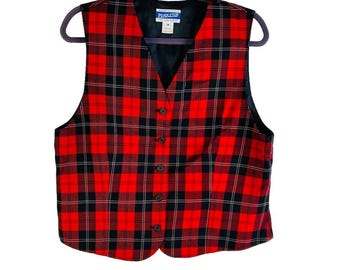 Könnte beinhalten: Rote und schwarze karierte Weste mit Knopfleiste. Die Weste ist von Pendleton.