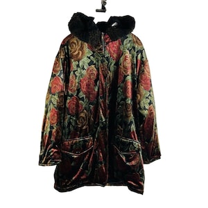 Pode incluir: Uma jaqueta de veludo preto com estampa floral de rosas vermelhas, laranja e amarelas. A jaqueta tem um capuz forrado com pele sintética marrom e um zíper.