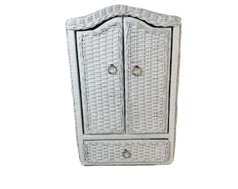 Estante para botiquín de baño de mimbre blanco estilo casa de campo costera de los 90, botiquín de mimbre vintage, botiquín estilo cottagecore, estante de mimbre