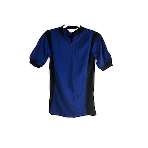 Puede incluir: Una camisa de manga corta azul y negra con cierre de cremallera.