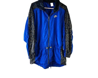 jaren 90 Nike dames medium nylon spell out mini swoosh trainingsjack met trekkoord, Nike damesjack, vintage Nike trainingsjack, windjack
