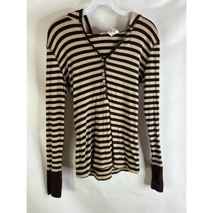Op de afbeelding: Langarm shirt met bruine en beige strepen, een capuchon en knoopsluiting.