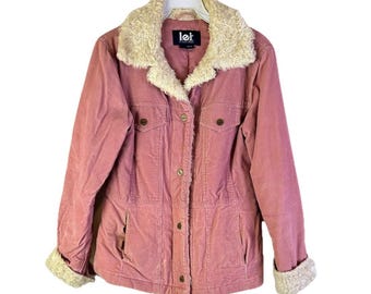 May include: A dusty rose corduroy jacket with a cream-colored faux fur collar and cuffs. The jacket has a button-up front, two chest pockets, and two lower pockets. The brand logo "lei" is visible on the label.