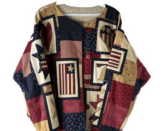 Può includere: Una giacca trapuntata rosso, bianco e blu con un design a patchwork. La giacca ha una chiusura a bottone e una varietà di motivi patriottici, tra cui stelle, strisce e cuori.