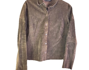 Può includere: Una camicia marrone in pelle scamosciata con bottoni, colletto e maniche lunghe. La camicia ha un bordo bianco sul colletto ed è appesa a una gruccia nera. L'etichetta del marchio Express è visibile.