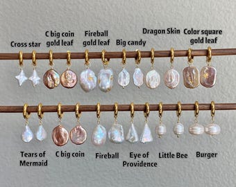 Peut inclure: Une collection de boucles d'oreilles créoles dorées avec diverses breloques en perles blanches et roses irisées, étiquetées avec des noms comme Cross star, C big coin gold leaf, Fireball gold leaf, Big candy, Dragon Skin, Color square gold leaf, Tears of Mermaid et Burger.