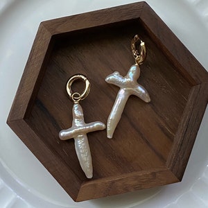 May include: A rustic wooden sign with the text "Welcome to our porch" in white lettering. The sign features a distressed finish and a simple, inviting design, perfect for outdoor decor.