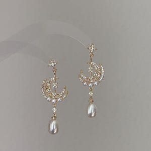 Pendientes colgantes de estrella y luna / Perla de alto brillo / Joyería nupcial celestial / Circonita cúbica bañada en oro / Regalo de ensueño para ella