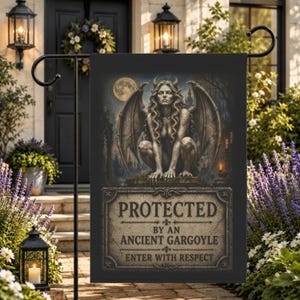 Peut inclure: Un drapeau de jardin noir représentant une gargouille en pierre avec des ailes et des cornes, sur un fond de nuit au clair de lune. Sous la figure se trouve une plaque rectangulaire avec le texte : PROTECTED BY AN ANCIENT GARGOYLE ENTER WITH RESPECT.