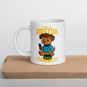 ¡Soy un Dogtor, maldita sea! Taza divertida de Star Trek con forma de perro – Parodia del cachorro Bones McCoy – Regalo para amantes de la ciencia ficción y los perros. Taza blanca brillante.