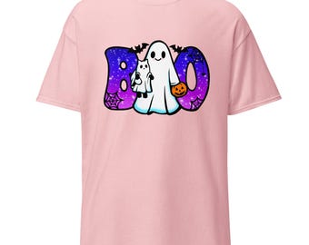 Camiseta unisex de Halloween con un lindo fantasma sosteniendo un gato disfrazado de fantasma.