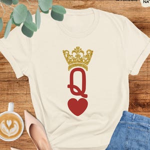 Camiseta de reina de corazones, camiseta de cumpleañera, camiseta de mujer de San Valentín, regalo divertido del día de San Valentín, camiseta del día de la madre, reina de cumpleaños, camiseta de mamá imagen 1