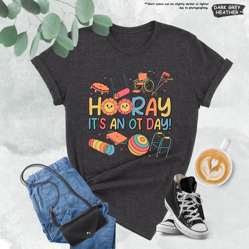 Peut inclure: T-shirt gris chin&eacute; fonc&eacute; avec un graphique d'outils d'ergoth&eacute;rapie et le texte "HOORAY IT'S AN OT DAY!"