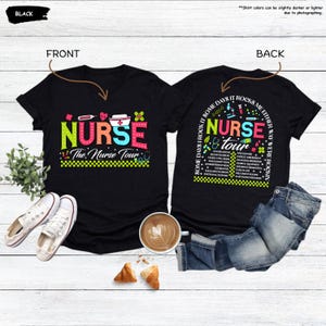 K&ouml;nnte beinhalten: Schwarzes T-Shirt mit dem Text "NURSE The Nurse Tour" in bunten Buchstaben und medizinischen Symbolen. Die R&uuml;ckseite des Shirts tr&auml;gt den Text "Some days I rock it some days it rocks me either way we're rockin'" mit einer Liste von medizinischen Aufgaben.