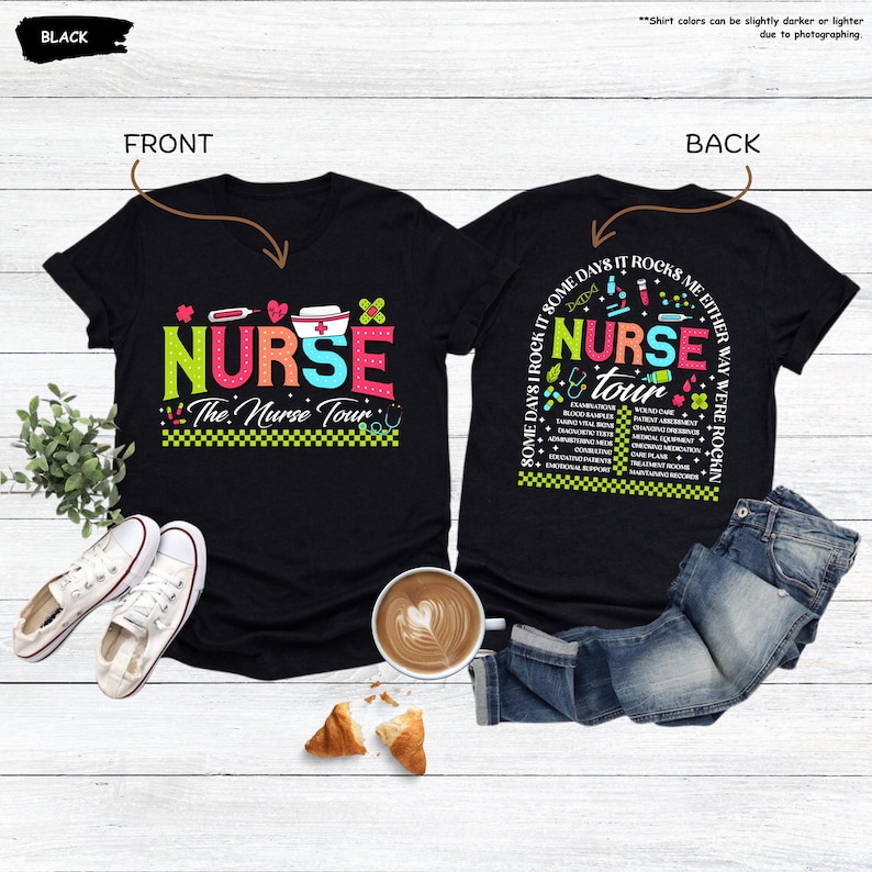 K&ouml;nnte beinhalten: Schwarzes T-Shirt mit dem Text "NURSE The Nurse Tour" in bunten Buchstaben und medizinischen Symbolen. Die R&uuml;ckseite des Shirts tr&auml;gt den Text "Some days I rock it some days it rocks me either way we're rockin'" mit einer Liste von medizinischen Aufgaben.