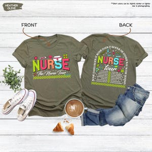 K&ouml;nnte beinhalten: Ein gr&uuml;nes T-Shirt mit dem Text "Nurse The Nurse Tour" auf der Vorderseite und dem Text "Some days I rock it, some days it rocks me, either way we're rockin' Nurse Tour" auf der R&uuml;ckseite. Das Shirt zeigt verschiedene bunte medizinische Symbole.