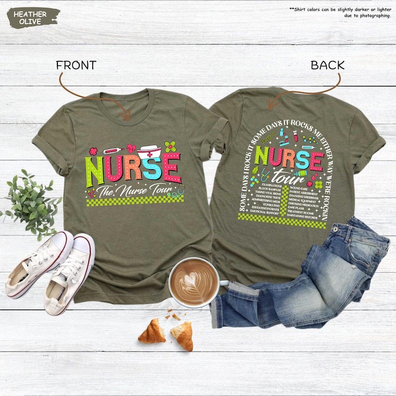 K&ouml;nnte beinhalten: Ein gr&uuml;nes T-Shirt mit dem Text "Nurse The Nurse Tour" auf der Vorderseite und dem Text "Some days I rock it, some days it rocks me, either way we're rockin' Nurse Tour" auf der R&uuml;ckseite. Das Shirt zeigt verschiedene bunte medizinische Symbole.