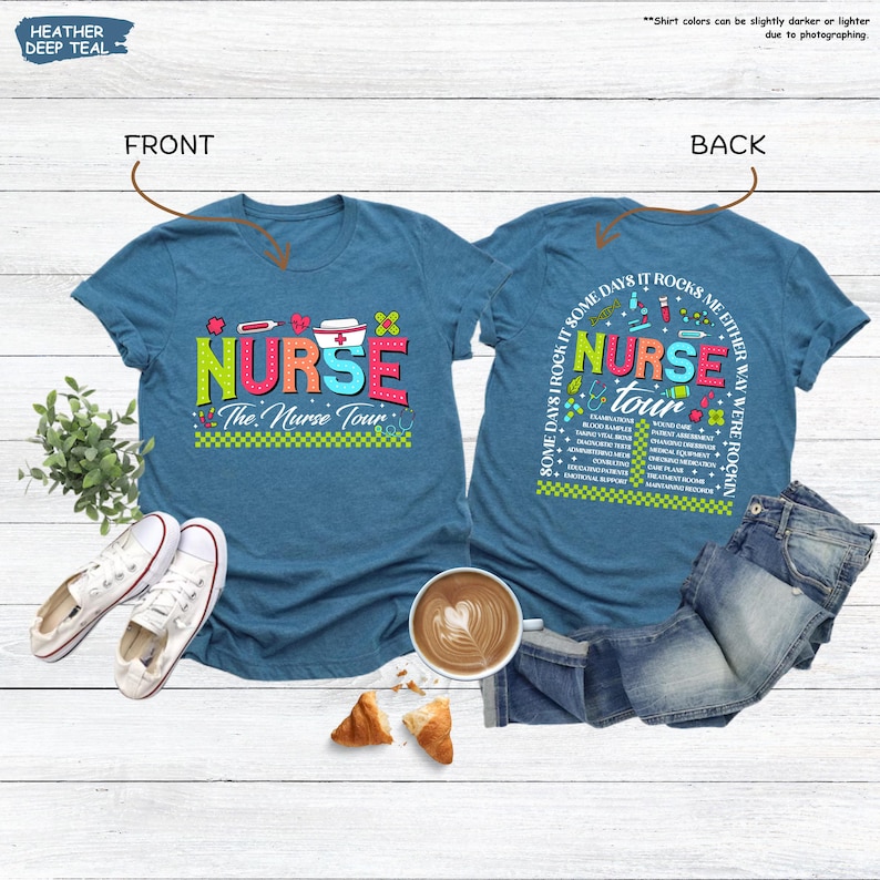 K&ouml;nnte beinhalten: Ein blaues T-Shirt mit den Worten "NURSE The Nurse Tour" in bunten Buchstaben auf der Vorderseite. Die R&uuml;ckseite des Shirts zeigt eine bunte Grafik mit den Worten "Some days I rock it some days it rocks me either way we're rockin' NURSE tour"