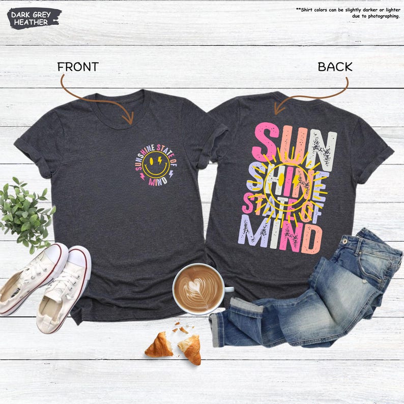Pu&ograve; includere: T-shirt grigio scuro m&eacute;lange con la scritta "Sunshine State of Mind" e una grafica a faccina sorridente sul davanti. La parte posteriore della maglietta presenta le parole "Sun Shine State of Mind". Abbigliamento casual.