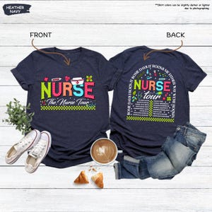 K&ouml;nnte beinhalten: Ein marineblaues T-Shirt mit dem Text "NURSE The Nurse Tour" auf der Vorderseite. Die R&uuml;ckseite des Shirts tr&auml;gt den Text "Some days I rock it, some days it rocks me either way we're rockin' NURSE & tour" mit einer Liste von medizinischen Begriffen und Symbolen.