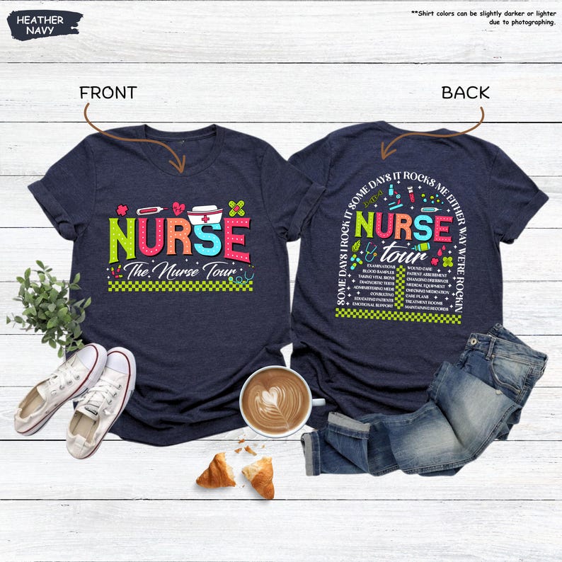 K&ouml;nnte beinhalten: Ein marineblaues T-Shirt mit dem Text "NURSE The Nurse Tour" auf der Vorderseite. Die R&uuml;ckseite des Shirts tr&auml;gt den Text "Some days I rock it, some days it rocks me either way we're rockin' NURSE & tour" mit einer Liste von medizinischen Begriffen und Symbolen.