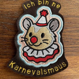 Puede incluir: Juego de tres tazas de cerámica con acabado mate y moteado. Las tazas son de color crema, marrón claro y marrón oscuro. Cada taza tiene un diseño simple y minimalista.