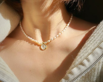Natur Perlen Perlen Halskette, Gold Rose Anhänger Halskette, Süßwasserperlen Choker, Brautjungfer Geschenk, Hochzeitskette, Geschenk für Sie