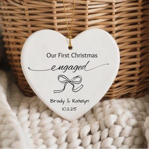 Adorno navideño para la primera Navidad de tu compromiso, regalo de compromiso personalizado para parejas, recuerdo navideño personalizado para tu compromiso, adorno navideño para tu compromiso.
