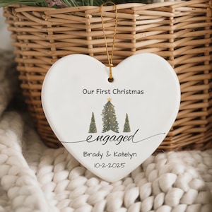 Adorno navideño para la primera Navidad de tu compromiso, regalo de compromiso personalizado para parejas, recuerdo navideño personalizado para tu compromiso, adorno navideño para tu compromiso.