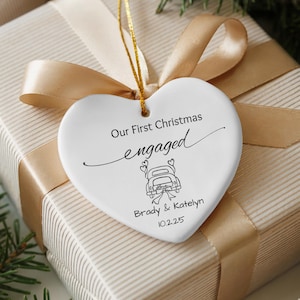 Adorno navideño para la primera Navidad de tu compromiso, regalo de compromiso personalizado para parejas, recuerdo navideño personalizado para tu compromiso, adorno navideño para tu compromiso.