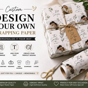 Pode incluir: Papel de presente personalizado com um padrão repetitivo de fotos pessoais, o texto The Smiths est. 2024 e ilustrações botânicas. O conjunto inclui um presente embrulhado com uma etiqueta castanha, um rolo de papel e tesouras douradas.
