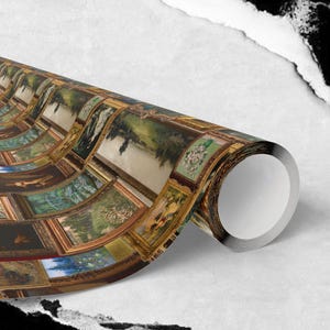 Puede incluir: Rollo de papel pintado con un patrón repetido de pinturas de paisajes enmarcadas. La obra de arte incluye escenas con árboles, agua y figuras, con marcos dorados ornamentados. El rollo está sobre un fondo texturizado blanco y negro.