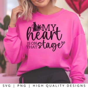 CHEER SVG PNG - Il mio cuore è su quel palco Svg, Cheer Svg, File di taglio, Cricut Svg, Sublimazione Cheer, Mamma Cheer, Vita da mamma Svg, Amore Cheer