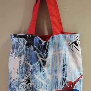 Bolsa reutilizable multiusos reversible, lavable y vegana de Spiderman. (¡Vuélvete ecológico!) (Tamaño mediano)