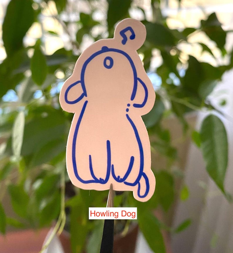 以下が含まれることがあります： 頭の上に音符がついた、吠えている犬の青い輪郭が描かれた白いステッカー。ステッカーには、画像の下に「Howling Dog」と書いてあります。