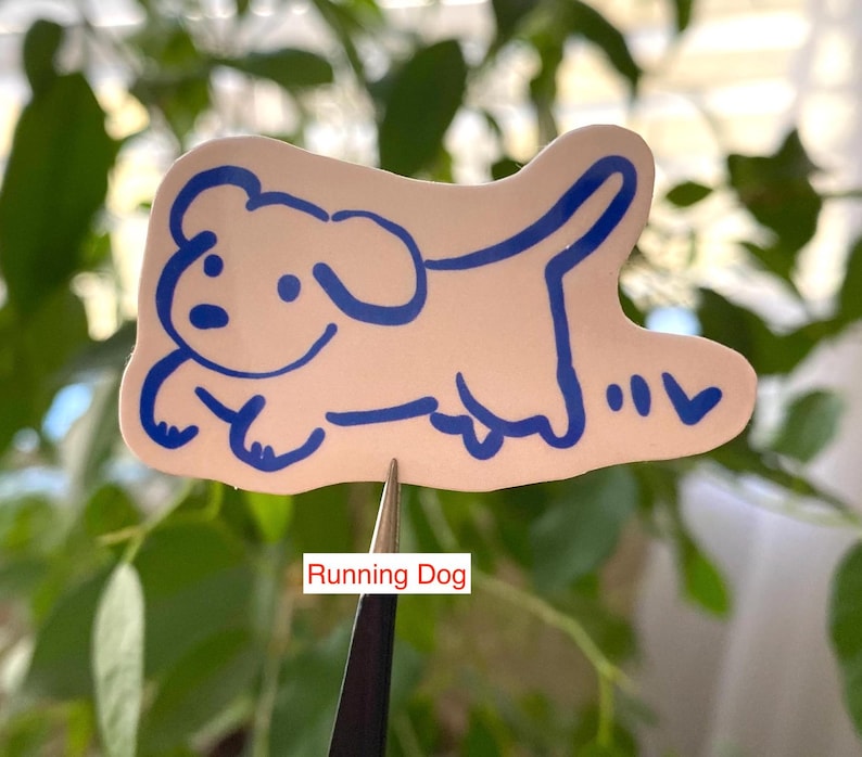 以下が含まれることがあります： 「Running Dog」というテキストの下に、走る犬の青い線画が描かれたステッカーです。