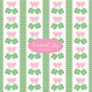 Puede incluir: Patrón repetitivo de tréboles verdes con lazos rosas, alternando con rayas verticales de cuadros verdes y blancos. La imagen incluye el texto "Emerald Joy DESIGNS" en un óvalo rosa.