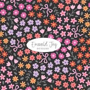 Könnte beinhalten: Ein sich wiederholendes Blumenmuster auf dunklem grauem Hintergrund. Das Design umfasst Blumen in Rosa, Orange, Gelb und Lila sowie Schleifen und Blätter. Der Text "Emerald Joy Designs" befindet sich in einem weißen Oval.