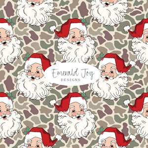Könnte beinhalten: Ein sich wiederholendes Muster mit illustrierten Weihnachtsmannköpfen mit roten Mützen, weißen Bärten und Stechpalmenakzenten auf einem Camouflage-Hintergrund. Ein weißes Oval in der Mitte zeigt den Text Emerald Joy DESIGNS in dunkelblauer Schrift.